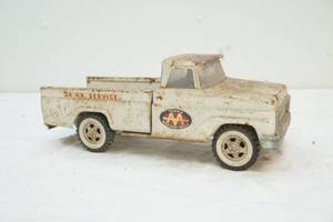 lot 68 image: vintage Tonka wrecker truck