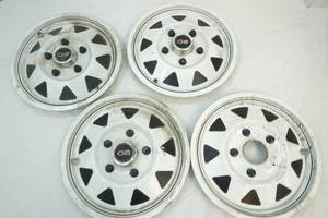 lot 81 image: 4 Grand Sport hub caps