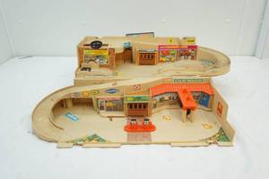 lot 96 image: vintage Hot WHeels Service Center