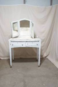 lot 128 image: antique dressing table with mirror