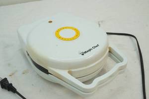 lot 148 image: Magic Chef heart shaped waffle maker