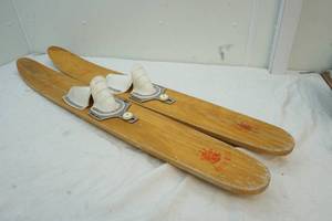 lot 183 image: Lil Bobber White Bear outh wood water skis