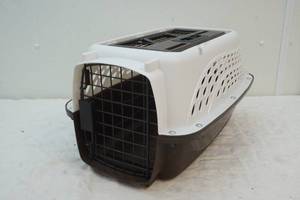 lot 185 image: small pet carrier