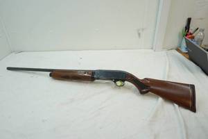lot 235 image: 12 gauge shot gun