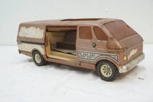 lot 11 image: vintage Tonka van