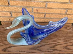lot 59 image: Blown Glass Swan Dish Centerpiece