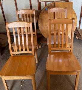 lot 14 image: Solid Oak Kitchen Table and Chairs