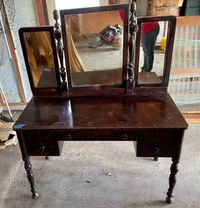lot 16 image: Vintage Cherry Vanity with 3 Adjustable Mirrors