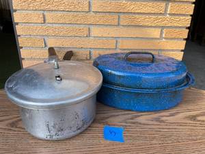 lot 47 image: Pressure Cooker and Roasting Pan