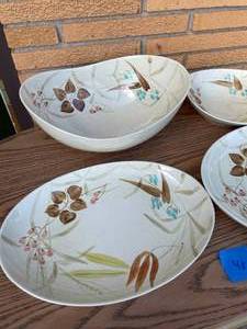 lot 48 image: Redwing Pottery Bowl and Platter Set of 4