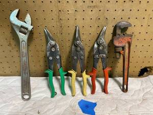 lot 99 image: Lot of Various Hand Tools & Snippers
