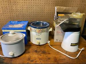 lot 133 image: 2 Qt Slow Cooker, 2 Crockpots and Air Popcorn Popper