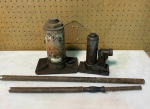 lot 204 image: Lot of 2 Hydraulic Jacks