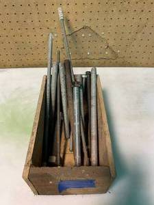 lot 210 image: Lot of SAE Threaded Rods