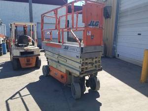 lot 9 image: 2004 JLG 20 Scissor Lift 2030ES