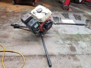 lot 32 image: Gas 2-Man Auger