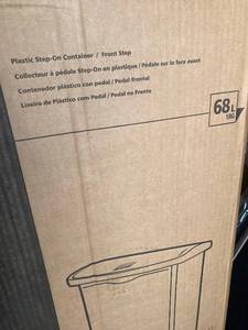 lot 11 image: Rubbermaid Step-On Slim Jim