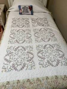 lot 2 image: Twin Bed with Bedding #2