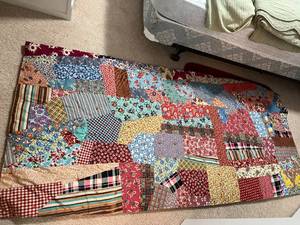 lot 15 image: Vintage Hand Made Quilt