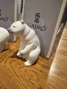 lot 27 image: Set 1 - Pair of Polar Bear lladros