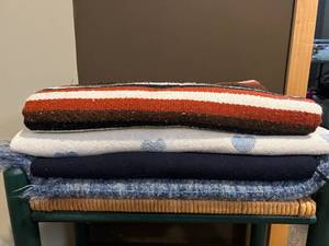 lot 29 image: Lot of Throw Blankets & Bench