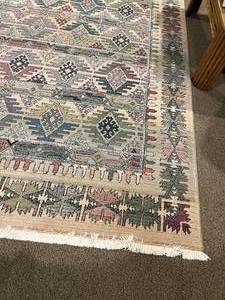 lot 26 image: Large oriental Rug 8 x 11