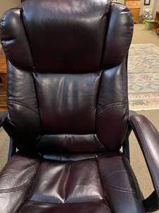 lot 23 image: Executive Desk Chair