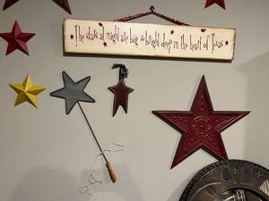 lot 86 image: Metal & Wood Star Decorations & Mirror