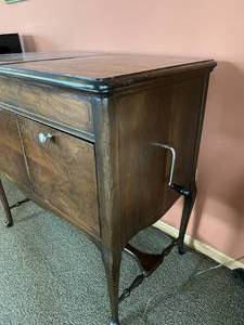 lot 116 image: Old Phonograph