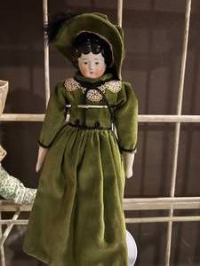 lot 122 image: 2 Vintage Dolls