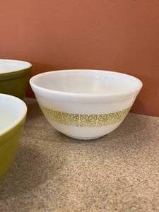 lot 126 image: Set of 3 Vintage Pyrex Bowls
