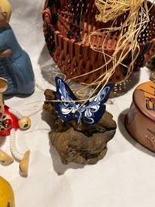 lot 141 image: Decorations