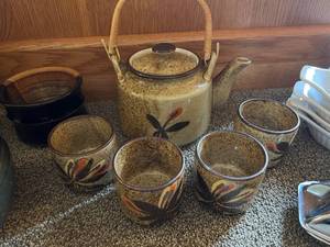 lot 155 image: Tea Pot & Cups & More Kitchen Items
