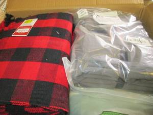 lot 126 image: box of placemats ...