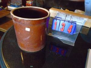 3 gal crown (roseville) crock.No cracks. As shown.