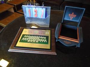 1987 Twins picture & cigar box. As shown.