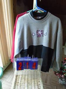 Womens sweatshirts size large. As shown.