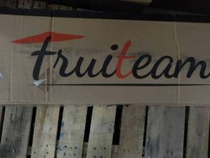 Truiteam Patio Umbrella- looks comp...