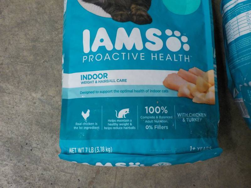lot 185 image: 2 Bags IAMS Cat food...