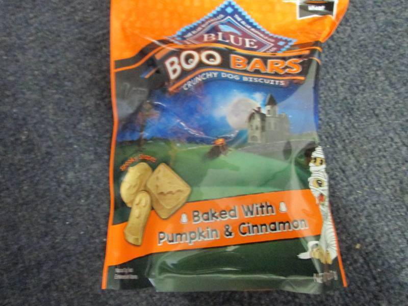 lot 286 image: 4- 11 oz bags Blue Buffalo Boo Bars...