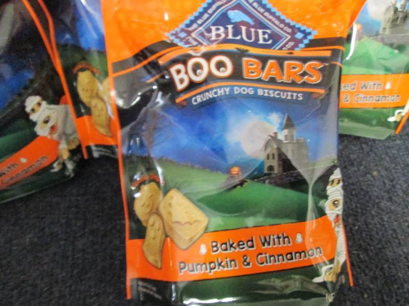 lot 289 image: 4- 11 oz bags Blue Buffalo Boo Bars...