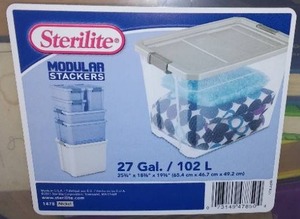 lot 55 image: Sterlite 27 gal. Tote with cover and contents