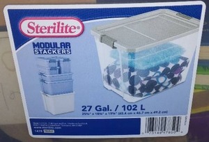 lot 58 image: Sterlite 27 gal. Tote with cover and contents