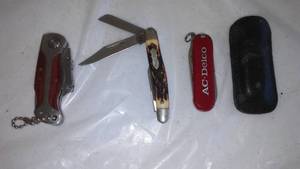lot 137 image: Pocket Knives (3)