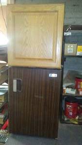 lot 206 image: Avanti Mini Fridge and Cupboard. Working