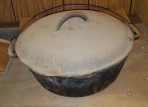 lot 425 image: Vintage Cast Iron Dutch Oven with lid, handle