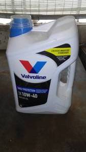 lot 558 image: 5 Qts Valvoline 10w-40 oil. Loc CS