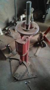 lot 572 image: MAY Jet-Flo Tire Changer. Loc G