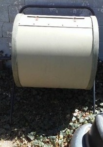 lot 611 image: 32 in. Composter