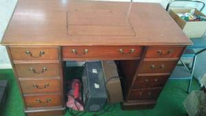 lot 616 image: Vintage Singer Sewing Machine and Cabinet